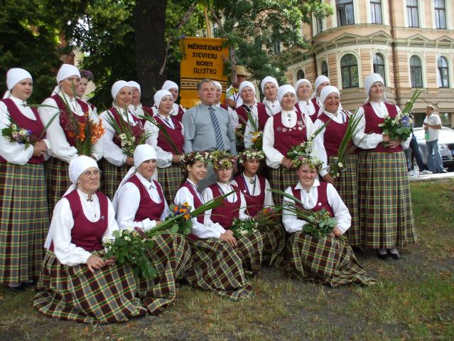 Mērdzenes sieviešu koris"Austra" XIV Vispārējos latviešu Dziesmu un Deju svētkos Rīgā 2008.gadā.